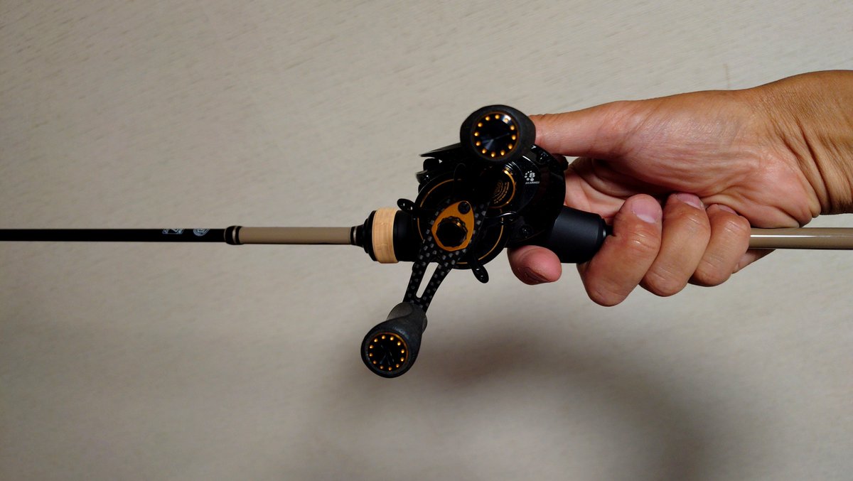 tsuringpacker's tweet photo. あっ…意外とベイトリールイケそうw
トリガーよりはグリップが切に欲しい感じ…
何かカポッと嵌め込むか、巻き付けるかかな。
とりあえずロッドベルトを2つ巻くか。
#RGM #SPEC2CHUB #SKSS https://t.co/GkL2d9RDTa