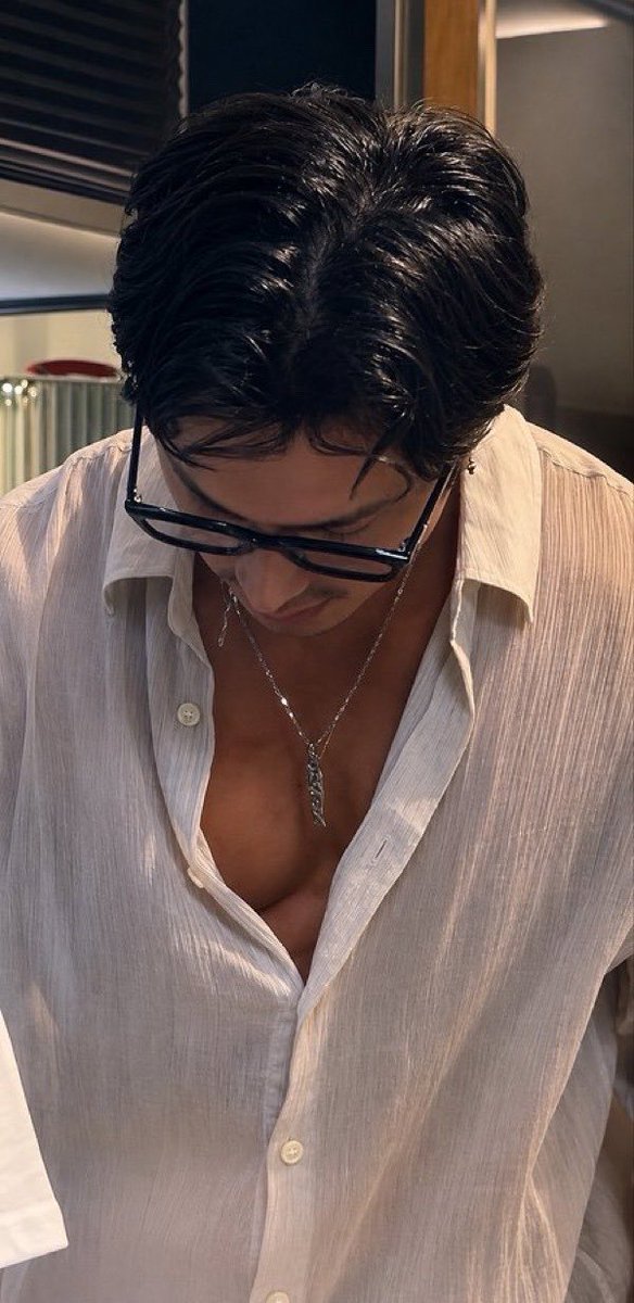 acdfoxhollanov's tweet photo. these pics drop while shane’s shopping with rose causing ilya to have a level 1 billion crashout, calling shane & rose’s phones every 2 mins trying to get them to hurry up bc he needs shane home now & in the end it’s a call from harris that gets shane to leave once ilya takes the crashout to twitter