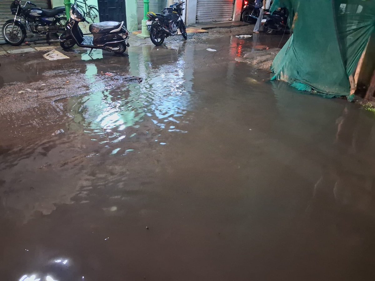 suraj99's tweet photo. @CommissionrGHMC @GHMCOnline 
Sr textiles
21-1-209 RIKAB GUNJ GHANSI BAZAAR
OVERFLOWING FRom 2 days https://t.co/gsB9eVLoz1