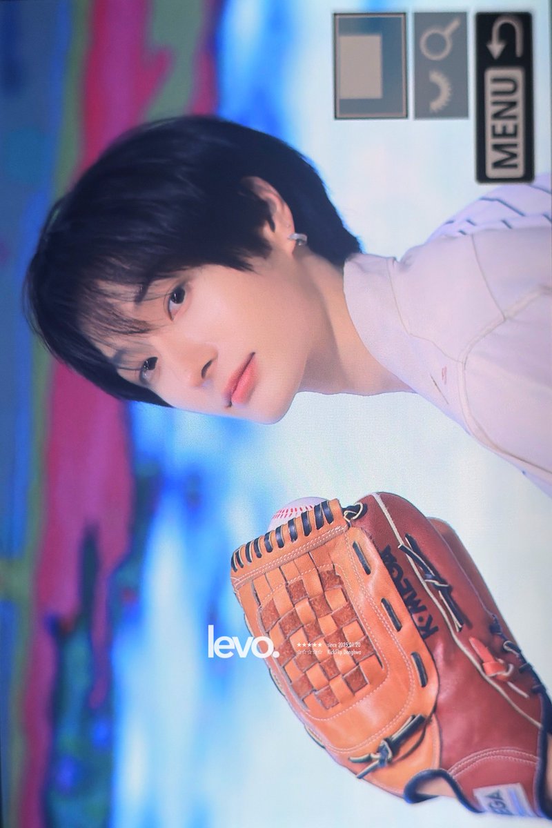 levoodopaa's tweet photo. 260728 이분 오늘 시구하고오셔서 너무신나심 
누가 진정좀시켜주세요 #킥플립 #동화 https://t.co/LkUt5z0bOW