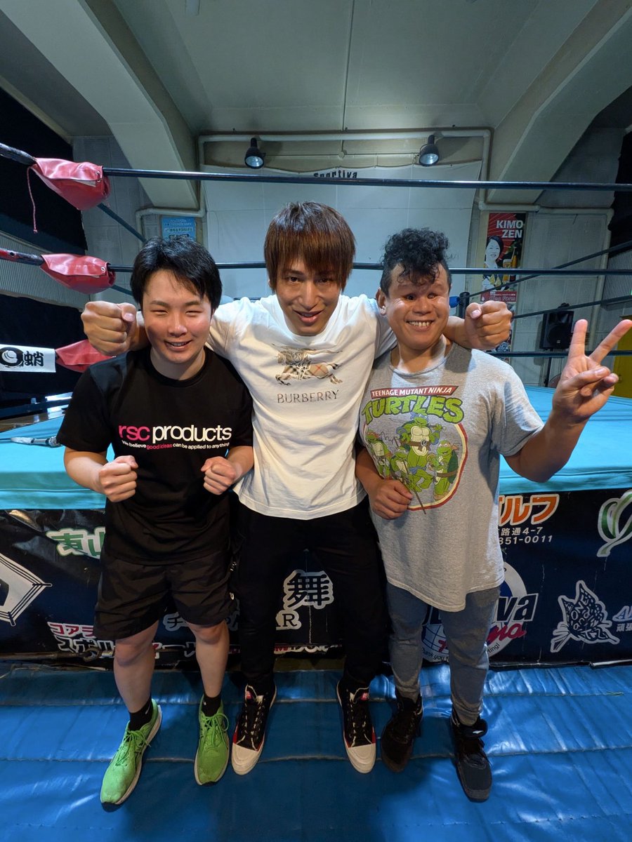 sprkotaro's tweet photo. 昨日はスポルティーバにて大館さんと共に飯伏幸太選手に練習を見ていただきました！

小さい頃からテレビや会場で見ていた憧れの選手に直接練習を見ていただけるという夢のような、とても貴重な経験をさせていただきました！！

この貴重な経験を活かしてもっと頑張ります！

本当にありがとうございました🙇‍♂️