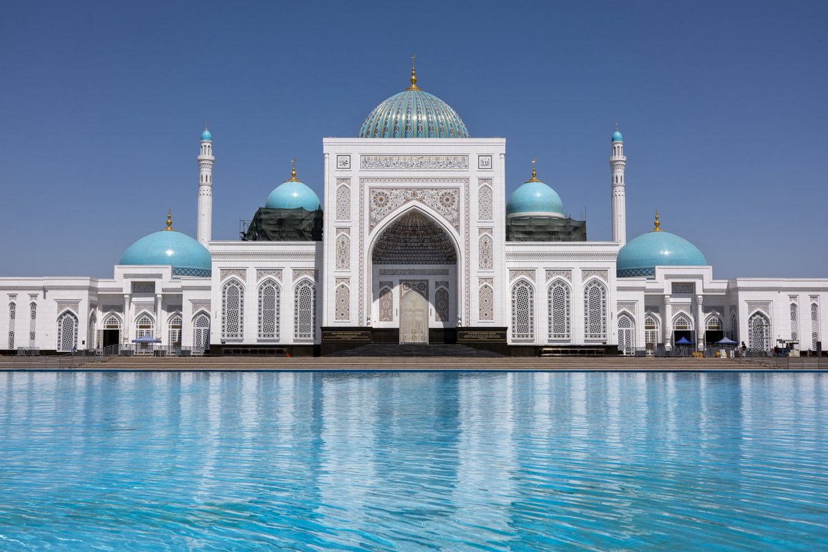 Hikari__Travel's tweet photo. 🇺🇿Uzbekistan Samarkand
📍Tomb Of Imam Bukhari

行く予定にしてなくてノーマークだったけど、複数の現地人におすすめされて訪問、見渡す限り広がる青色が美しい🩵

🚕タクシー　往復合計70,000スム
💸入場料　250,000スム

入場料が高額なので外観だけ見るのでもいいかも👍🏻

📸4枚とも一眼レフで撮影 https://t.co/ou1bGq24ng