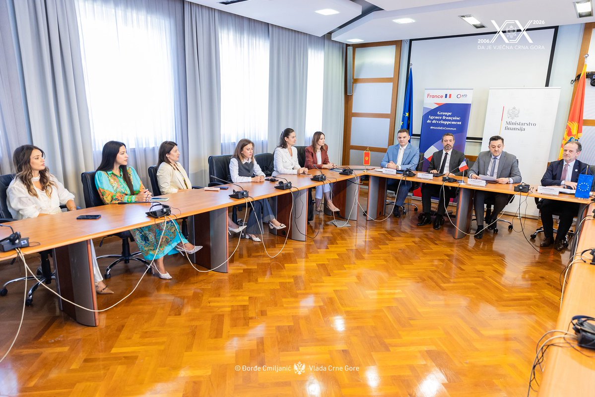 MiniFinME's tweet photo. 📌Potpisan ugovor o kreditu između Francuske agencije za razvoj (AFD) i Crnogorskog elektroprenosnog sistema (CGES), vrijedan 25 miliona eura, uz državnu garanciju, kojim će biti modernizovane trafostanice Perućica i Pljevlja 2. https://t.co/WUmdTaoePl