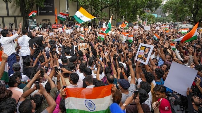 AmbedkarCircle_'s tweet photo. जब छात्र अपनी डिग्रियों और भविष्य की भीख मांगने के बजाय हक की मांग के लिए दिल्ली की सड़कों पर उतरे, तो उन्हें बाबासाहेब के विचारों से 'लड़ने की ताकत' मिली।

सरकार ने छात्रों पर एके-47, पैलेट गन, वाटर कैनन, इलेक्ट्रिक शॉक का इस्तेमाल किया। नतीजन उन्हें हारना पड़ा। https://t.co/U31ZIWYPJ7