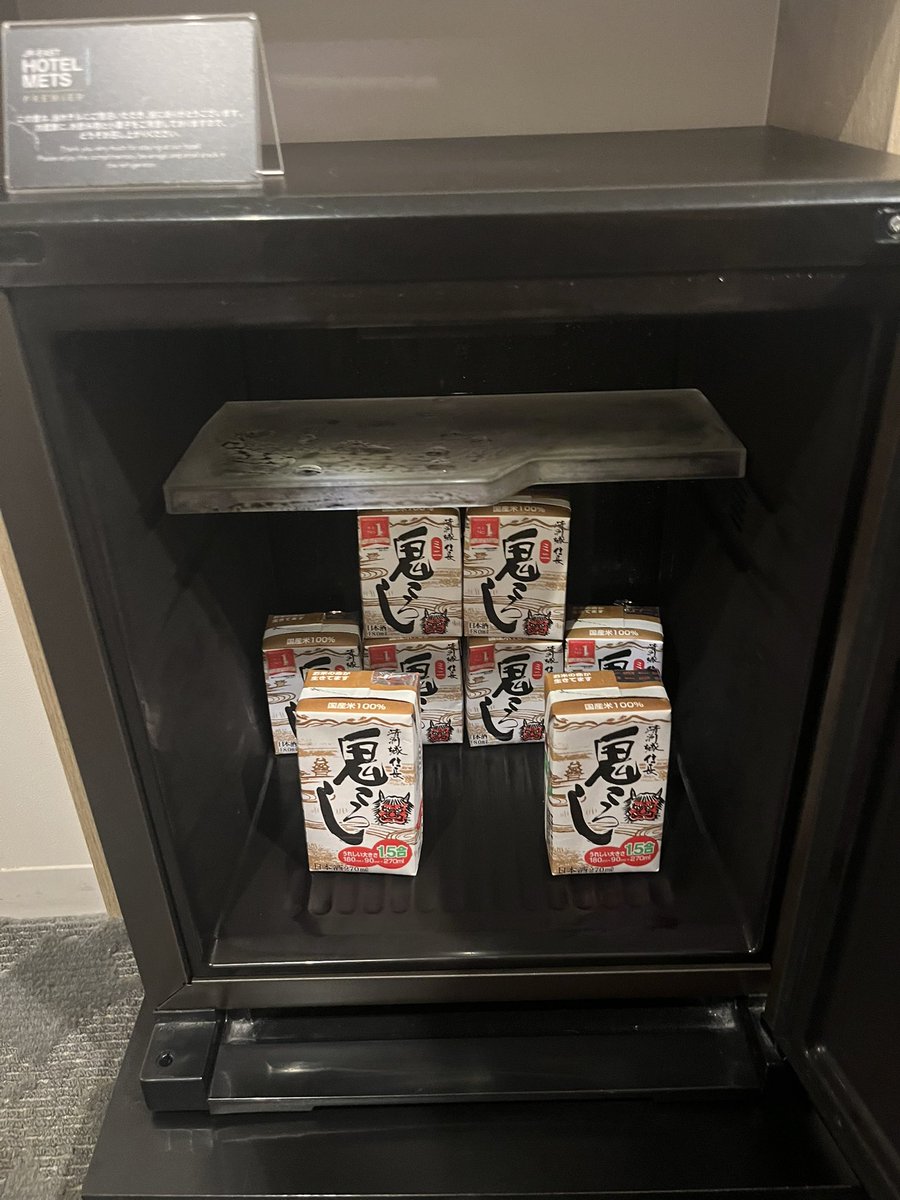 KenBouS3's tweet photo. 後輩に部屋明け渡すからプレゼント置いていった https://t.co/Lxs1bDvTcu