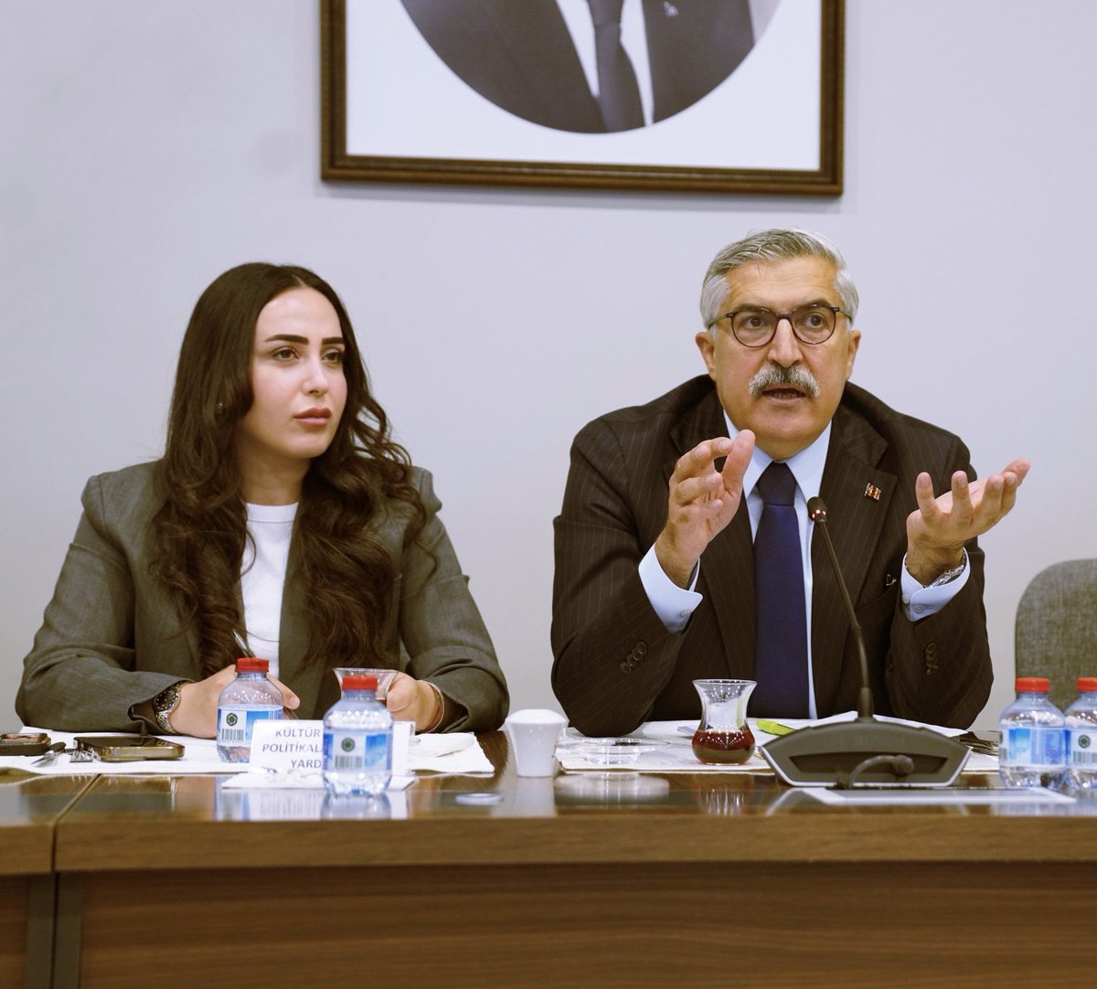 ftmyurduseven's tweet photo. 📍AK Parti Genel Merkezi

Kültür ve Sanat Politikaları Başkanımız Sayın @HuseyinYayman ve Başkan Yardımcılarımız, AK Parti Akdeniz Bölgesi milletvekillerimizle istişare ve değerlendirme toplantısında bir araya geldi. https://t.co/rr8WqnpUjv