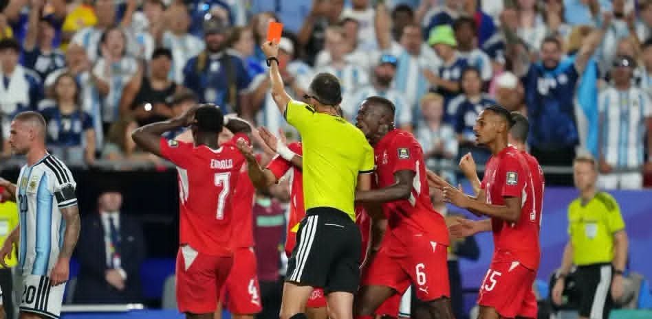 Mundo_MadridCF's tweet photo. 🚨¡ESCANDALO MUNDIAL! 🚨
❌ La IFAB reconoce que la expulsión de Embolo durante el Argentina - Suiza fue un error.

 "Una tarjeta amarilla, que no sea una segunda tarjeta amarilla, solo puede ser revisada para identificar al jugador que cometió la falta; la falta en sí no puede ser revisada/modificada" 

La IFAB aclaró que, si bien el VAR puede intervenir en caso de error de identificación cuando se ha amonestado al jugador equivocado, no puede utilizarse para revisar la infracción en sí.