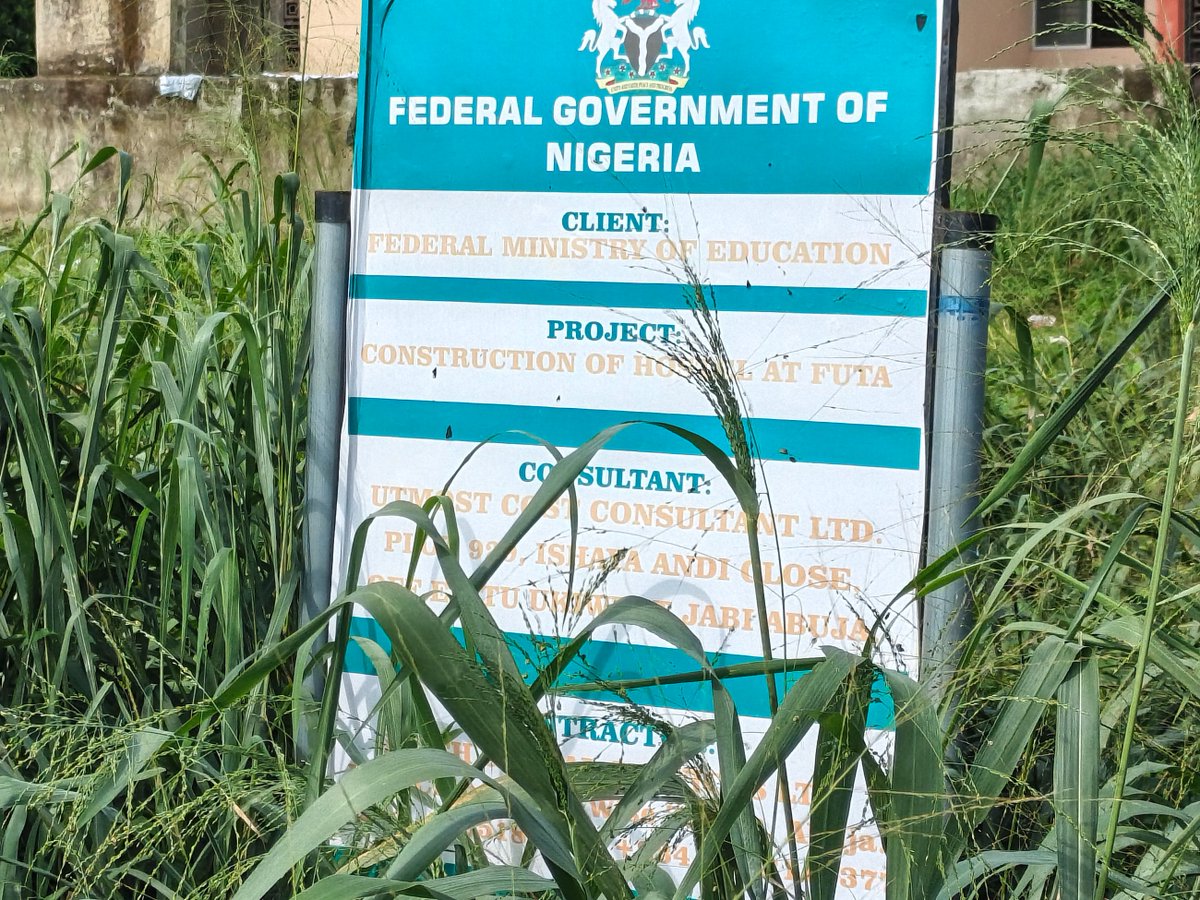 TrackaNG's tweet photo. In the 2024 FG Budget, N4billion was allocated to the Construction of Student Hostel at FUTA, Ondo state. Out of which, N149.9m was paid to PITCH GLOBAL SERVICES LTD in Dec 2025.

We tracked and report that this project has been abandoned for almost 1year.
Construction was done up to the lintel level, but the structure is now buried in overgrown bushes. Also, contractors, workers or machinery were not found on site.

We call on @NigEducation, the implementing agency, to provide the public with details of this project and facilitate its completion.