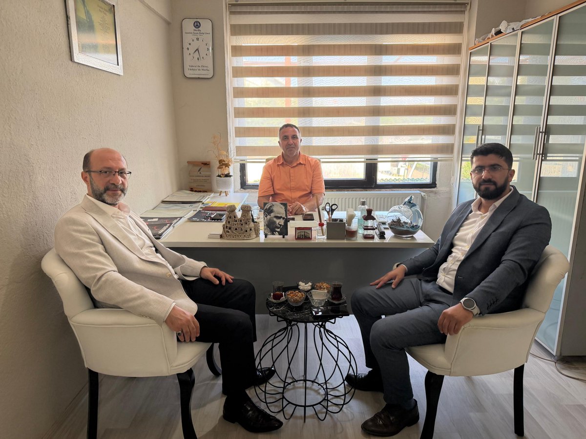 serdalozer77's tweet photo. Medya Başkan Yardımcımız Sn. Şeyhmus Tanrıkulu ile birlikte Yalova Gazeteciler Cemiyeti Başkanı ve Manşet Gazetesi sahibi Ayhan Polat Beyi ziyaret ettik.

Nazik ev sahipliği için teşekkür ediyor, çalışmalarında muvaffakiyetler diliyorum.
@SeyhmusTanrkulu https://t.co/vRkcBdlZTi