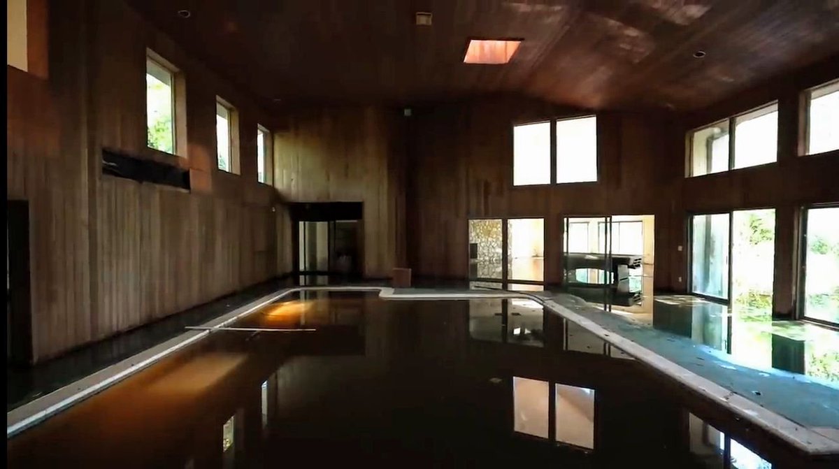 TespenMartin's tweet photo. Ein Sohn hat diese Treppe für unser Haus in Hollywood gebaut
Am Eingang befahlen DONALD RAMSFELD und XI JIN PING mich zu töten
Mein Sohn und ich wurden vom CLAN ELVIS PRESLEY erdrosselt.
Weil ich nicht tot bin bat mich eine chinesische Bankschlampe(Priscilla)von HSB um mein Haus https://t.co/eyR1VP9uC7