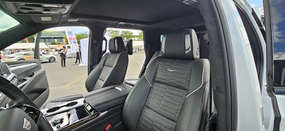 2544Gx110's tweet photo. 「車はアメリカで生まれました。
日本の発明品じゃありません。我が国のオリジナルです。
しばし遅れを取りましたが、今や巻き返しの時です」

「キャディラックは好きだ」

「キャディがお好き？結構！ではますます好きになりますよ。
さあさどうぞ、キャディのニューモデルです。快適でしょう？
天井もたっぷりありますよ、どんな長身の方でも大丈夫。 
どうぞ回してみて下さい、いい音でしょう？余裕の音だ、馬力が違いますよ！」

 「一番気に入ってるのは……」

「何です？」

「値段だ」