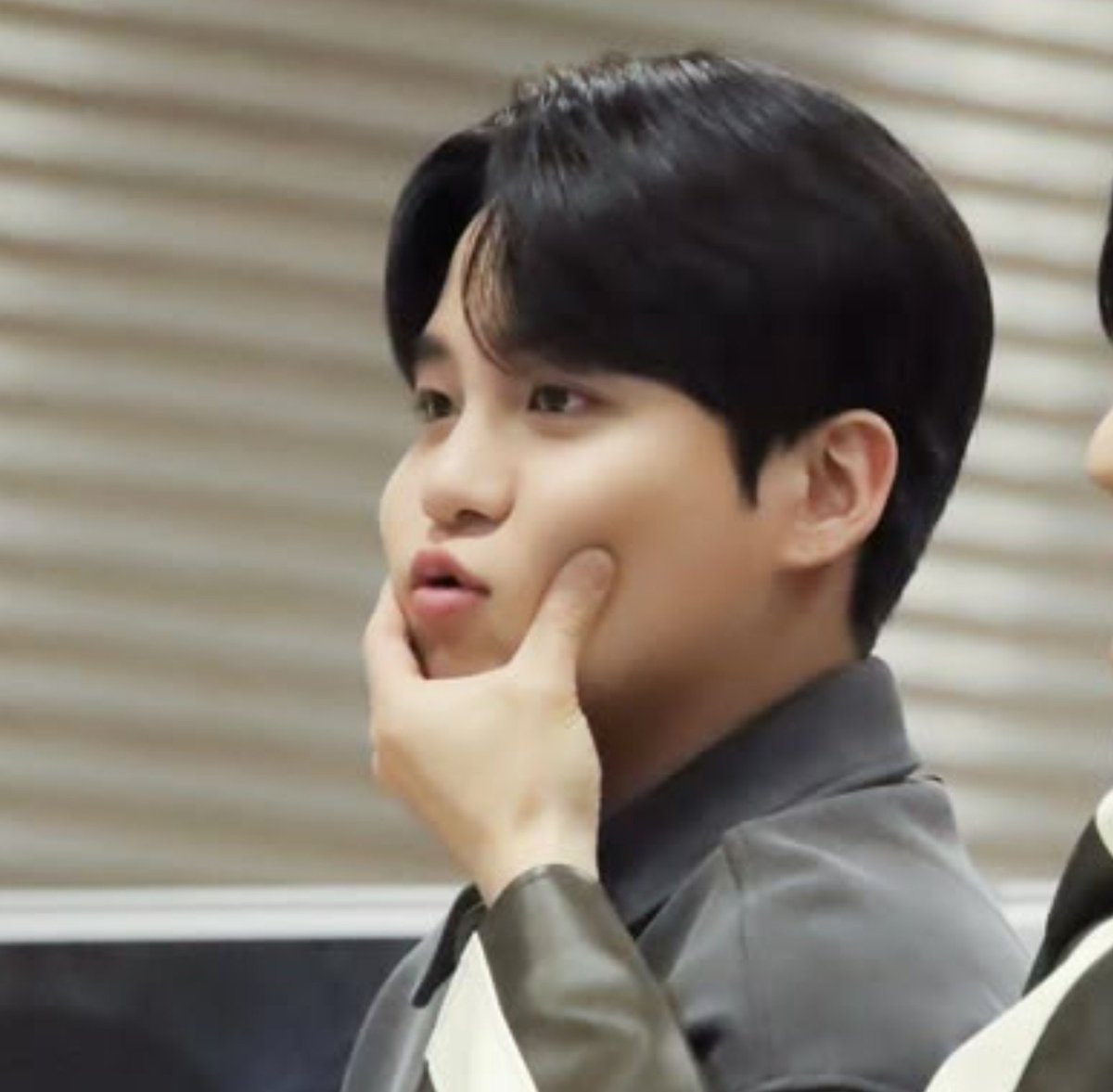 jhs_rev's tweet photo. So jealous of the ateez privilege to be able to squish jongho’s cheeks all the time https://t.co/AcdhlNtIsL