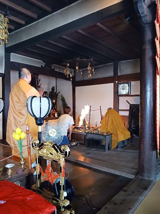 nanrinji's tweet photo. 太子町南林寺
不動明王月並護摩『護摩と法話』

本日も暑い中、沢山の方にお参り頂き、お不動さまとのご縁を深めて頂きました。ありがとうございます😊
私もさすがに汗💦だくになりましたが、太鼓にも助けられ、気持ち良いお勤めとなりました。
#南林寺　#不動明王護摩 https://t.co/q23UgiIyqt