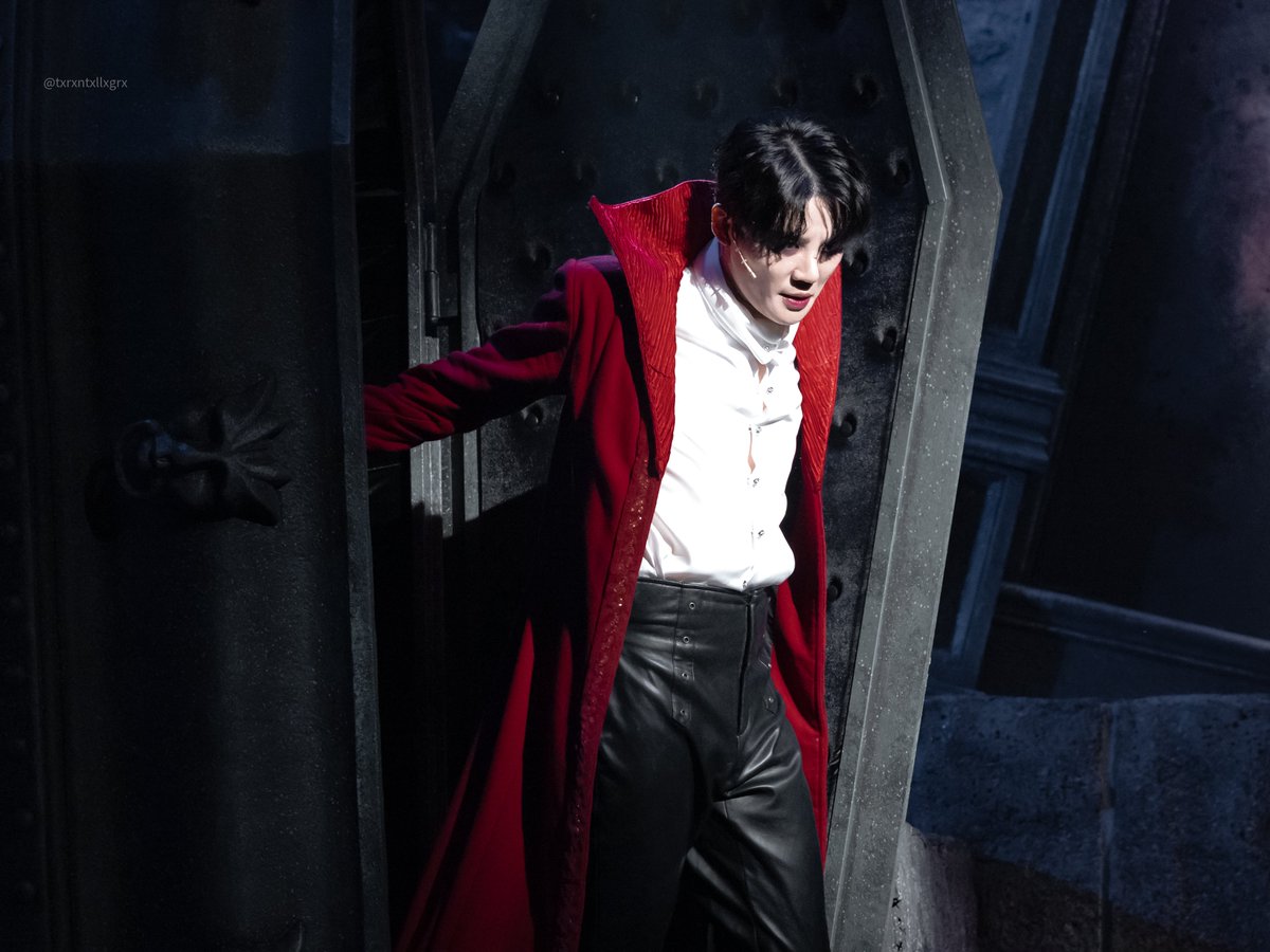 txrxntxllxgrx's tweet photo. 260728 뮤지컬 드라큘라 커튼콜

영원한 삶, 너에게 선물하노라🩸

#김준수 #샤큘 #XIA #뮤지컬드라큘라 #시아준수 https://t.co/gPEas251gQ