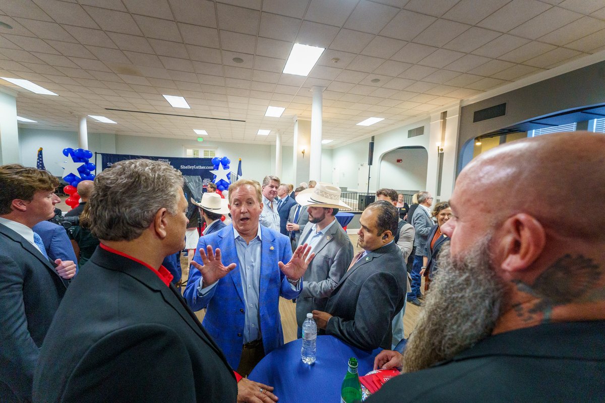 maddskillzmedia's tweet photo. Last night at #RedRiverRollCall was a powerful reminder of what happens when conservatives come together.
Patriots from across the movement stood united with one goal: winning in November. We have too much to lose to stay divided. @ShelleyLuther @RepBrandonGill https://t.co/5kkwr9s3eq