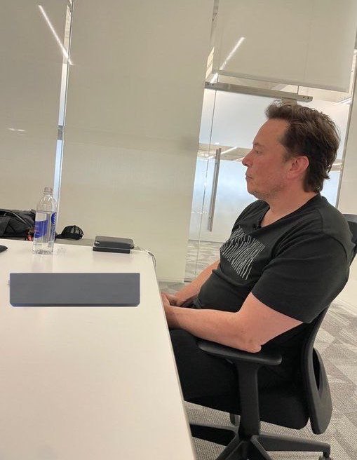 AtizyCubola's tweet photo. You are sitting next to Elon Musk, only 3 words, what would you say to him https://t.co/lpeiF43dAn