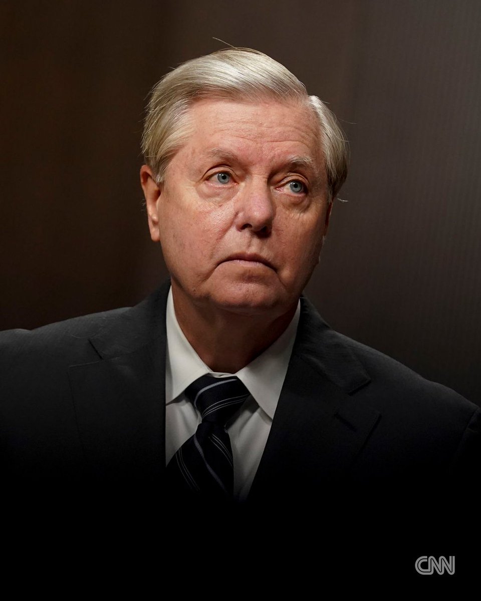 CNNPolitics's tweet photo. Remembering Lindsey Graham: Washington pays tribute to the late senator with a Capitol memorial ceremony. President Trump is expected to speak later today. 

Follow live updates. https://t.co/l215sD5kHP https://t.co/ewOSWLOzrn