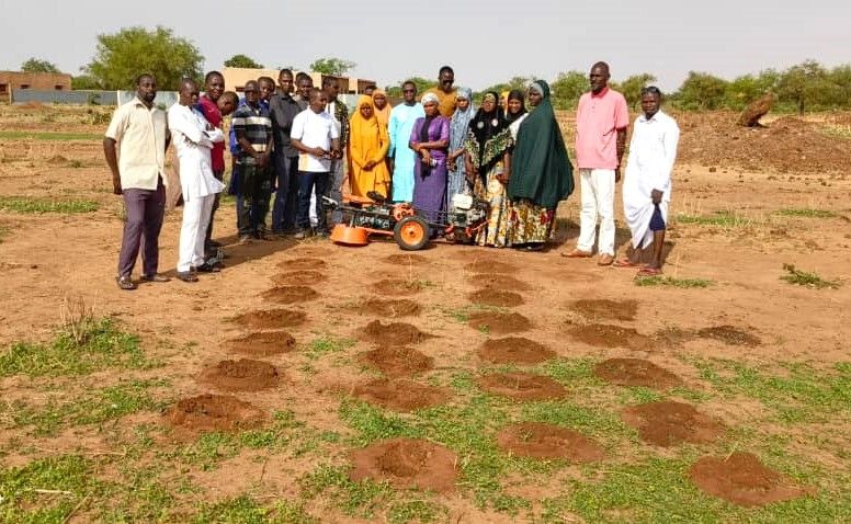 IFDCGlobal's tweet photo. Innover pour restaurer les terres et améliorer les rendements ! #SoilValuesProgram et #IRI déploient le #Zainer au #Niger pour accompagner les jeunes producteurs, renforcer les capacités locales et promouvoir une agriculture durable. 
#InnovationAgricole #Agroécologie #Résilience https://t.co/CrCXidyler