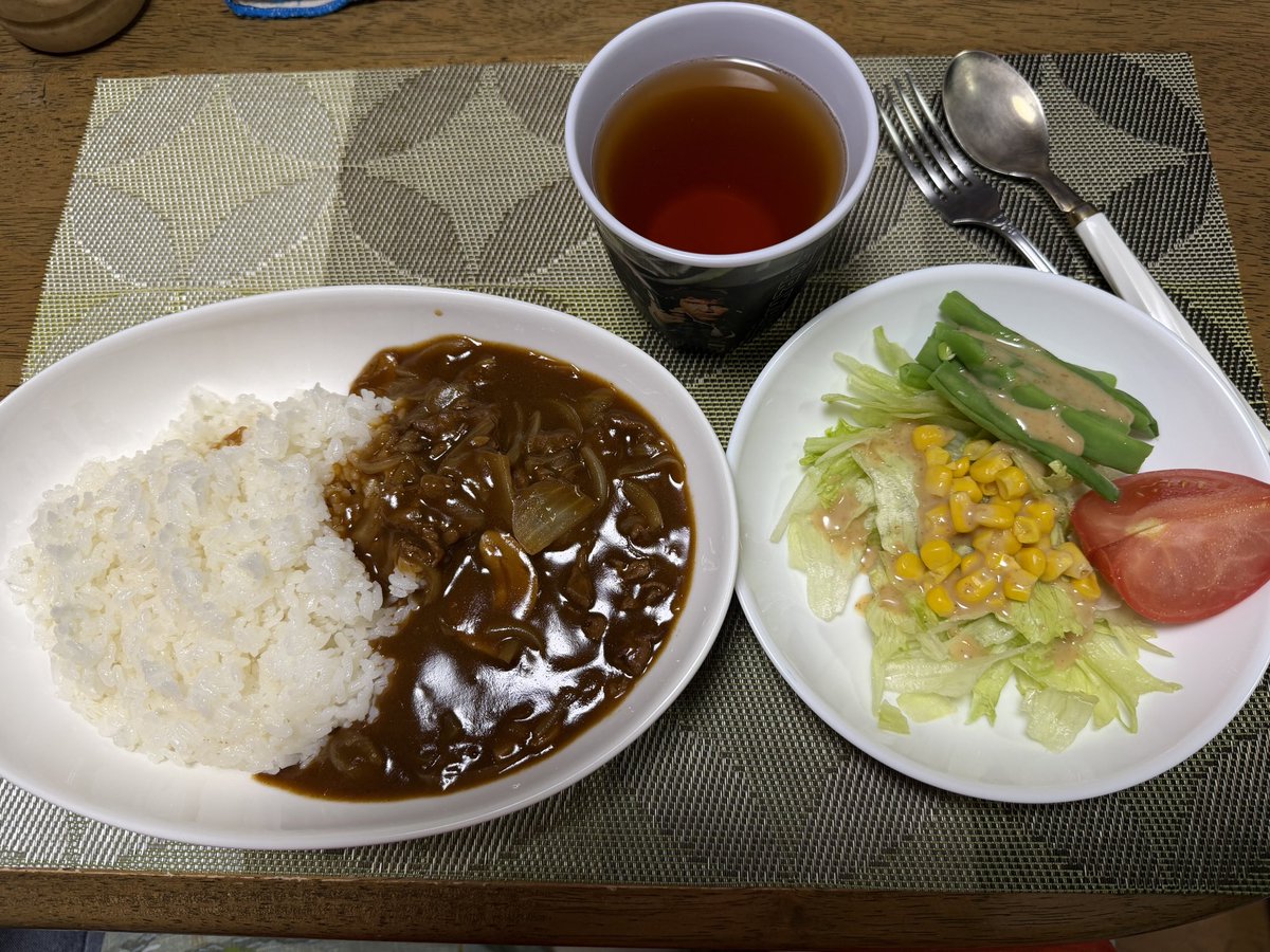 chukixyan's tweet photo. 今日の夕食は、ハヤシライスとサラダのセット

熊本の地震、鹿児島の実家は大丈夫かなと妹に連絡をしてみたら、一人暮らしの母はテレビのニュースを見て地震を知ったとの事でした。妹曰く鹿児島も結構揺れたらしいけど、母は気づかなかったんだと…どういうこと？ https://t.co/d06LZjjzwy