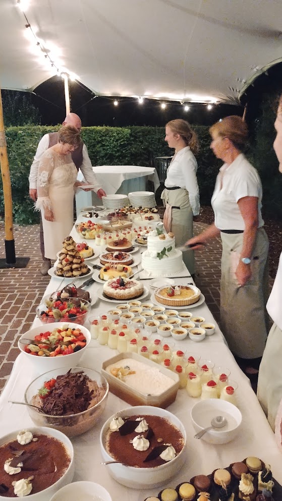 bvbaZevensterre's tweet photo. Op elk feest is er altijd wel iemand die zegt:
โIk ga niet te veel eten vandaag.โ
En een uur later toch nog eens passeert aan het buffet.
Geen oordeel. Wij begrijpen dat volledig. ๐
#Feest #Buffet #Eten #Genieten #Lachen #EtenIsLeven #GeenOordeel #Vrienden #Gezelligheid https://t.co/VwckE1DG56