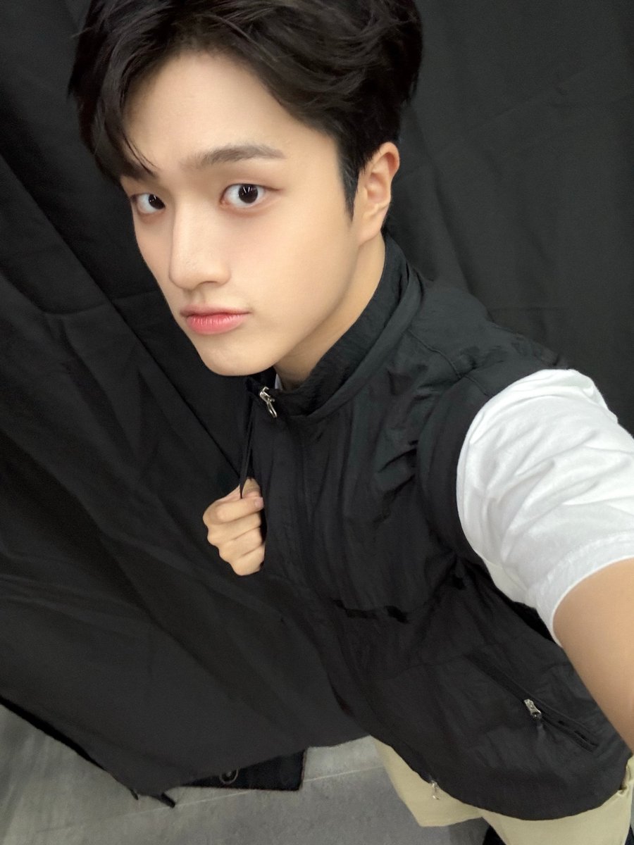 TRENDZ_OFFCL's tweet photo. [#정예찬] On My Knees 마지막 방송까지 열심히 응원해준 프렌드지 덕분에 더쇼도 잘 마무리했엉 고마워😚

#FROM_TRENDZ #TO_FRIENDZ #TRENDZ #트렌드지 https://t.co/VsCB41FTmn