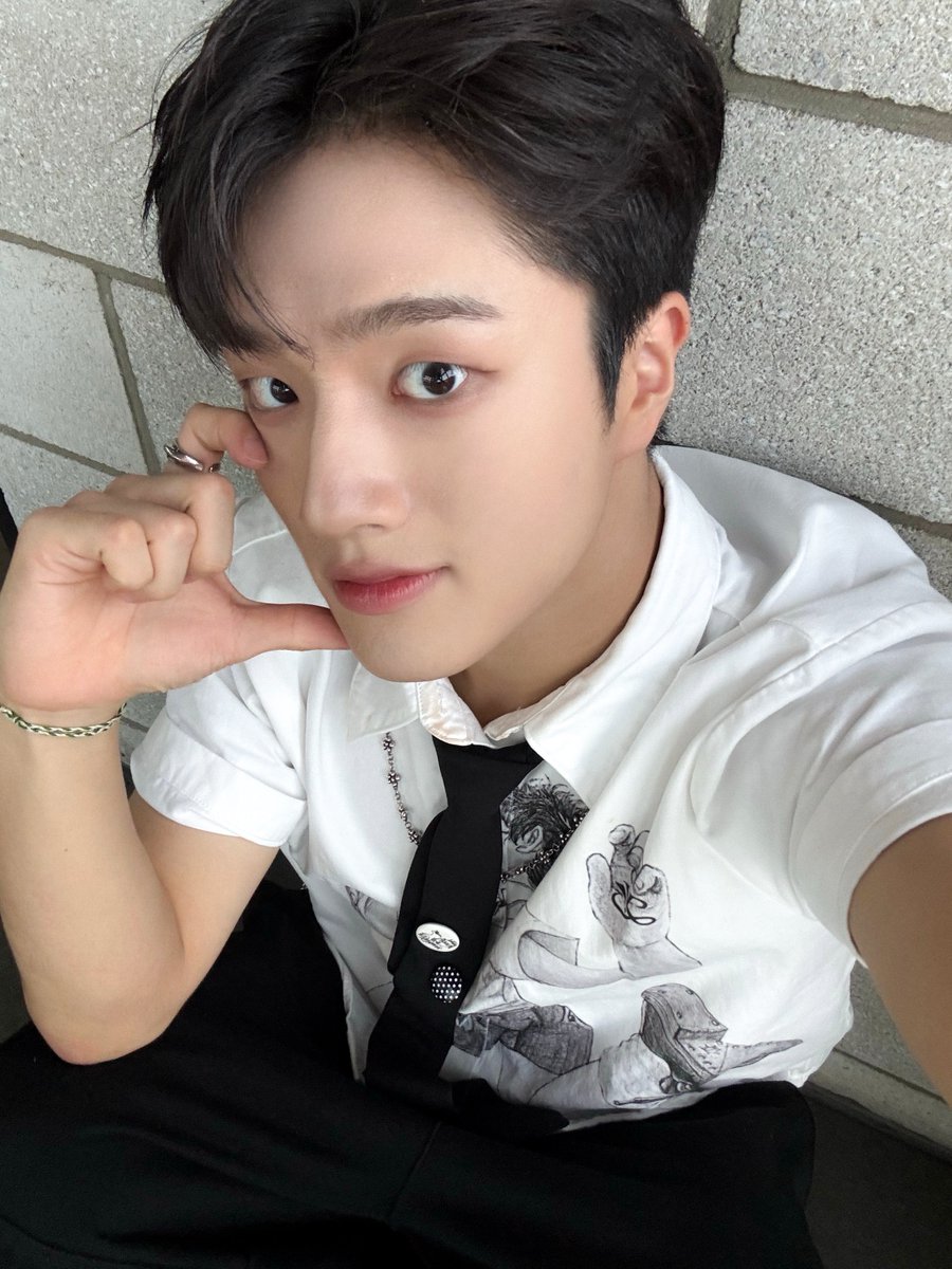 TRENDZ_OFFCL's tweet photo. [#정예찬] On My Knees 마지막 방송까지 열심히 응원해준 프렌드지 덕분에 더쇼도 잘 마무리했엉 고마워😚

#FROM_TRENDZ #TO_FRIENDZ #TRENDZ #트렌드지 https://t.co/VsCB41FTmn