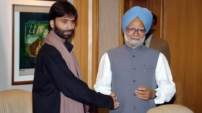 ZoneAk36115's tweet photo. @Gabbar0099 Manmohan Singh with a great saint 🤣 https://t.co/FK3BX9dN4r