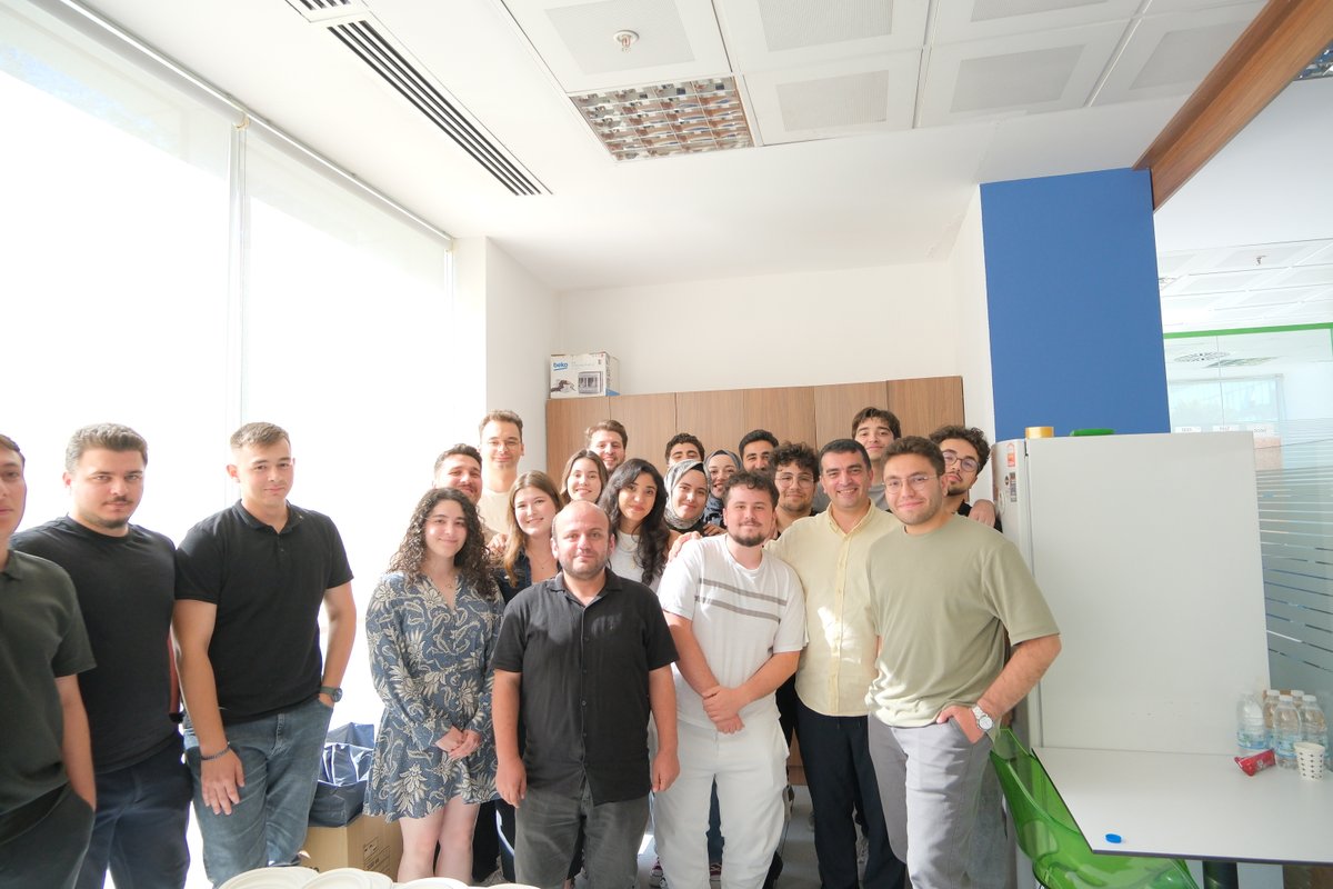 i2iSystems's tweet photo. Bir yaz daha su gibi geçti. ☀️

2026 Yaz Staj Programımız boyunca bizimle birlikte öğrenen, üreten, soru sormaktan çekinmeyen, yeni fikirlere cesaret eden ve ofisimize harika bir enerji katan tüm stajyerlerimize teşekkür ederiz. 💙 https://t.co/zjD2a6S2u9