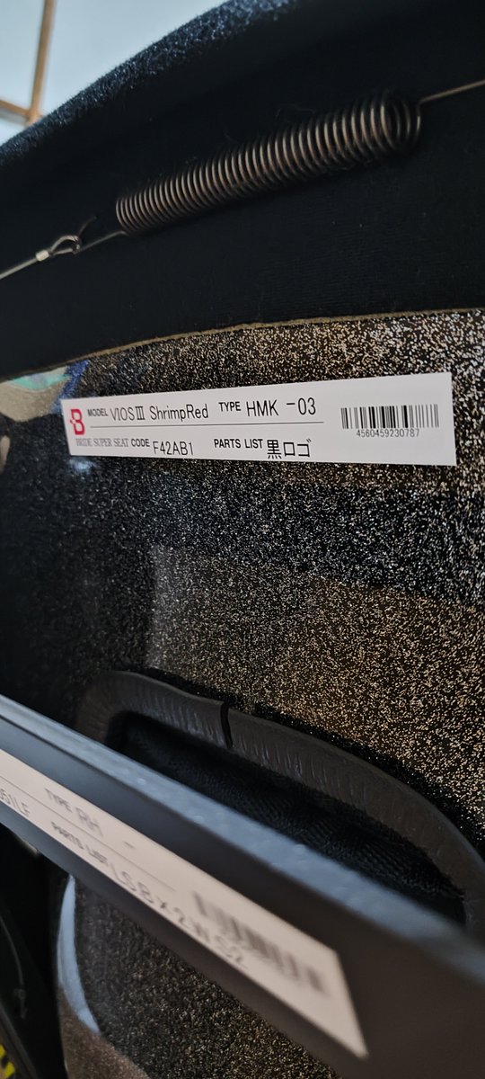 R31_Lynette's tweet photo. どなたか使わんから８マンくらいでどうすか100脚限定ですわよ
背面ロゴ上が日焼けしてるのと右側にヨレがあるくらいで比較的キレイですわよ... https://t.co/gcMGCqzop2