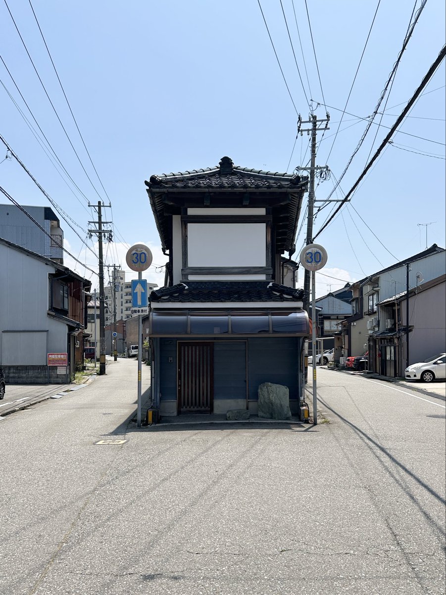 101hsgc's tweet photo. サーティオールなY字路

��沢市堀川町
#Y字路 https://t.co/mxhxw2PckY