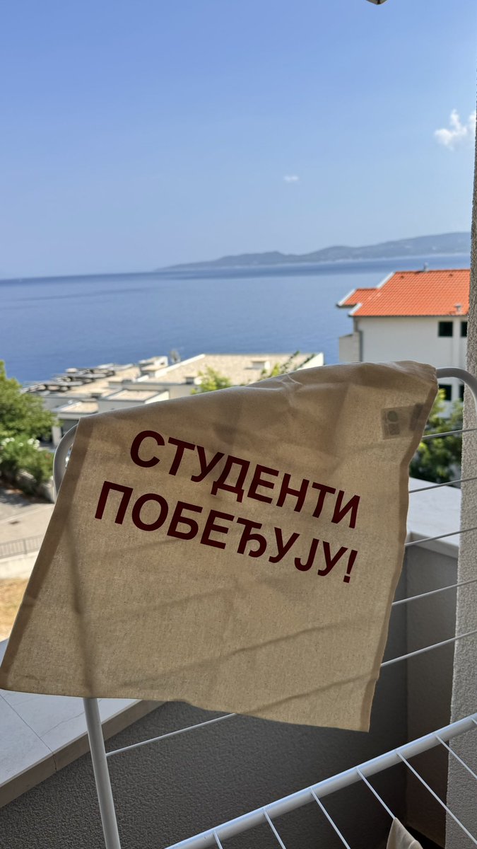 ZboroviNS's tweet photo. Govori tiho i nosi

STUDENTI POBEÐUJU

sa sobom.

Na sve strane sveta! 

#studentipobeđuju https://t.co/aW9KNDpvdZ