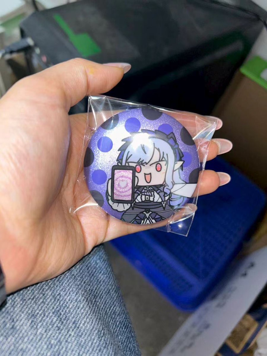 Seseren_kr's tweet photo. C108夏コミに出すグッズ第3弾
催眠アプリを騙されたビビアン・バンシー缶バッジです！
光を照らすとキラキラ輝きます！
本とセットです！
#Zzzero #ゼンゼロ #C108 #コミケ #Comiket #コミケット https://t.co/fP3HT4y7Yi
