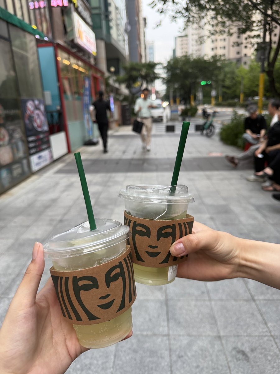 ri_cat2's tweet photo. いつもぼっち韓国だったから、鼻詰まってて味あんまわかんないけどご飯が3割増で美味しかった🩷
ルームキーの忘れ物取り行ったら店主のおっちゃんゴミ箱から拾い上げた捨てる気やったんかい🤣
鼻整形二人ゼェゼェ言いながら喋って最高な最終日だったわよん https://t.co/otMBEIAuZP