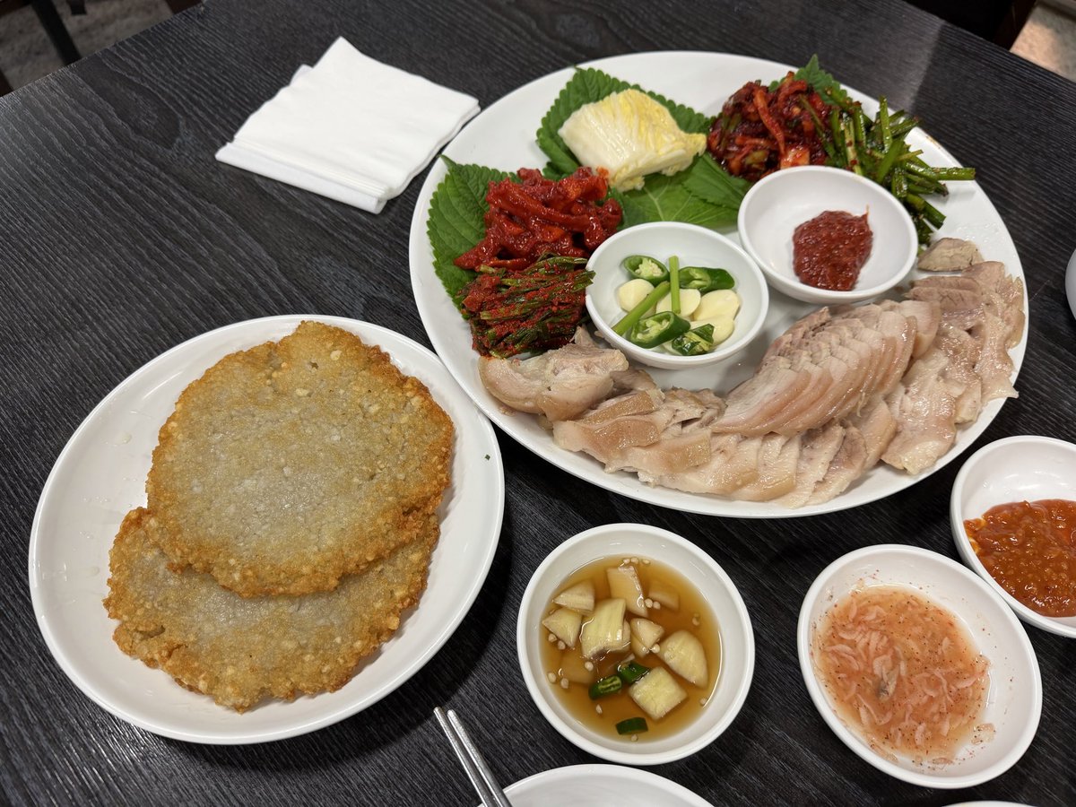 ri_cat2's tweet photo. いつもぼっち韓国だったから、鼻詰まってて味あんまわかんないけどご飯が3割増で美味しかった🩷
ルームキーの忘れ物取り行ったら店主のおっちゃんゴミ箱から拾い上げた捨てる気やったんかい🤣
鼻整形二人ゼェゼェ言いながら喋って最高な最終日だったわよん https://t.co/otMBEIAuZP