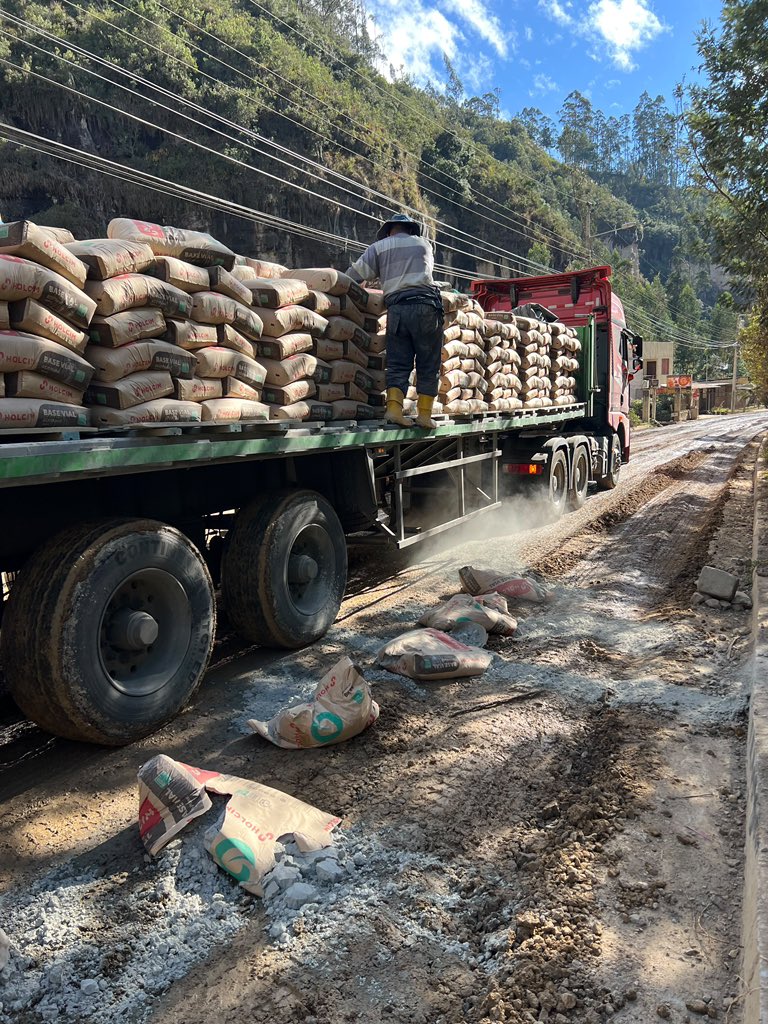 EpAsfaltar's tweet photo. En la vía Zhucay - Tutupali, a lo largo de 1.7km, realizamos la estabilización base cemento ayuda a mejorar la calidad de la base previo a la colocación de asfalto. 🛣️

La inversión de @AzuayPrefectura supera los $440.000 para beneficio de las comunidades a lo largo de la vía. 🚜 https://t.co/za96k2sTIM