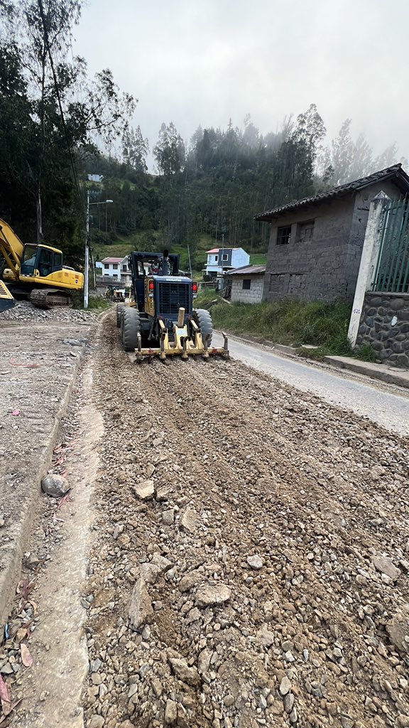 EpAsfaltar's tweet photo. En la vía Zhucay - Tutupali, a lo largo de 1.7km, realizamos la estabilización base cemento ayuda a mejorar la calidad de la base previo a la colocación de asfalto. 🛣️

La inversión de @AzuayPrefectura supera los $440.000 para beneficio de las comunidades a lo largo de la vía. 🚜 https://t.co/za96k2sTIM