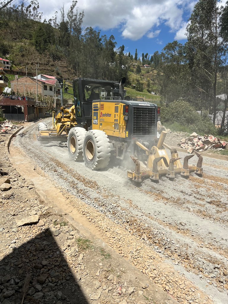 EpAsfaltar's tweet photo. En la vía Zhucay - Tutupali, a lo largo de 1.7km, realizamos la estabilización base cemento ayuda a mejorar la calidad de la base previo a la colocación de asfalto. 🛣️

La inversión de @AzuayPrefectura supera los $440.000 para beneficio de las comunidades a lo largo de la vía. 🚜 https://t.co/za96k2sTIM