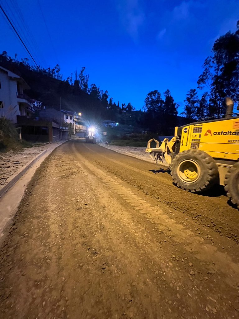 EpAsfaltar's tweet photo. En la vía Zhucay - Tutupali, a lo largo de 1.7km, realizamos la estabilización base cemento ayuda a mejorar la calidad de la base previo a la colocación de asfalto. 🛣️

La inversión de @AzuayPrefectura supera los $440.000 para beneficio de las comunidades a lo largo de la vía. 🚜 https://t.co/za96k2sTIM