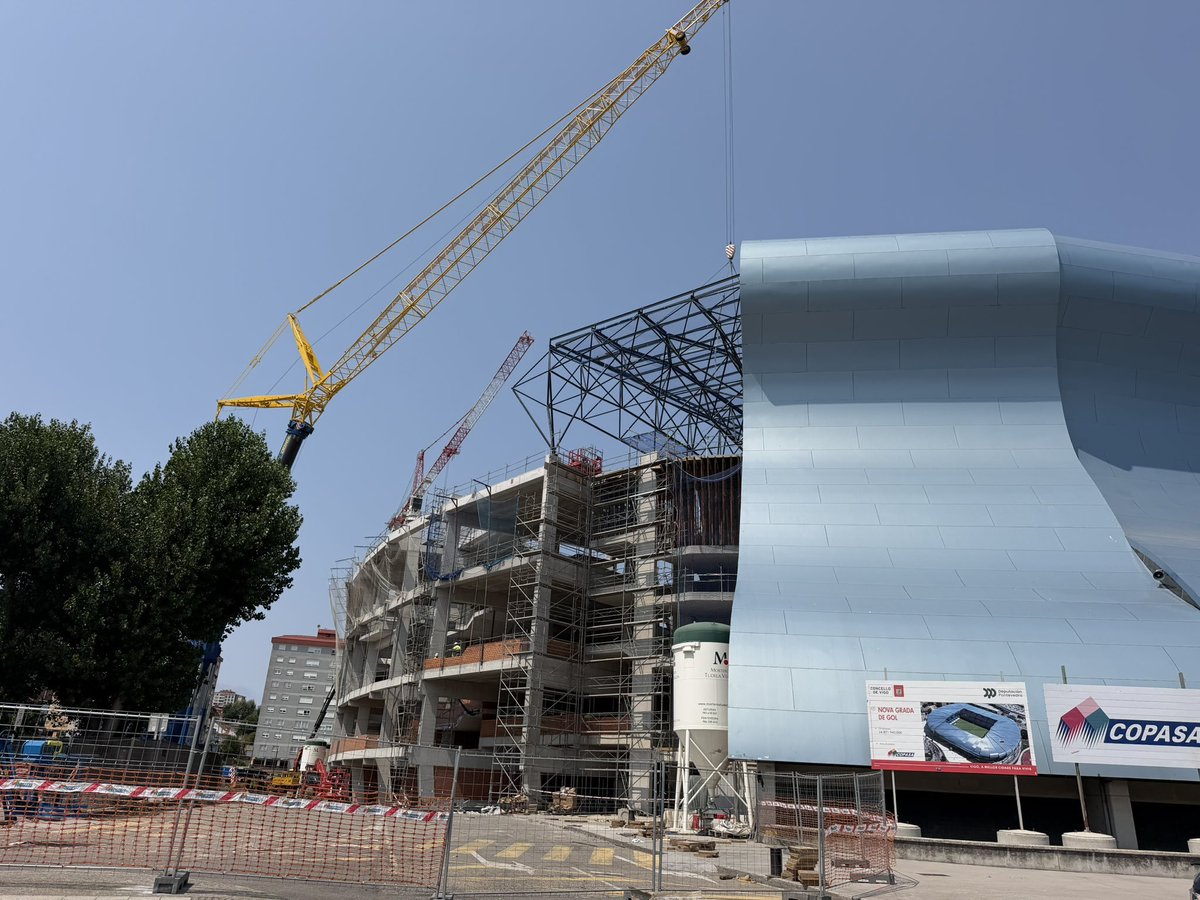 MCeleste1923's tweet photo. 📍 Estadio municipal de Balaidos 

🏟️ Comeza o izado da estructura da cuberta da Grada de Gol 

📸 @tolemiaceleste https://t.co/uUtoknUunh