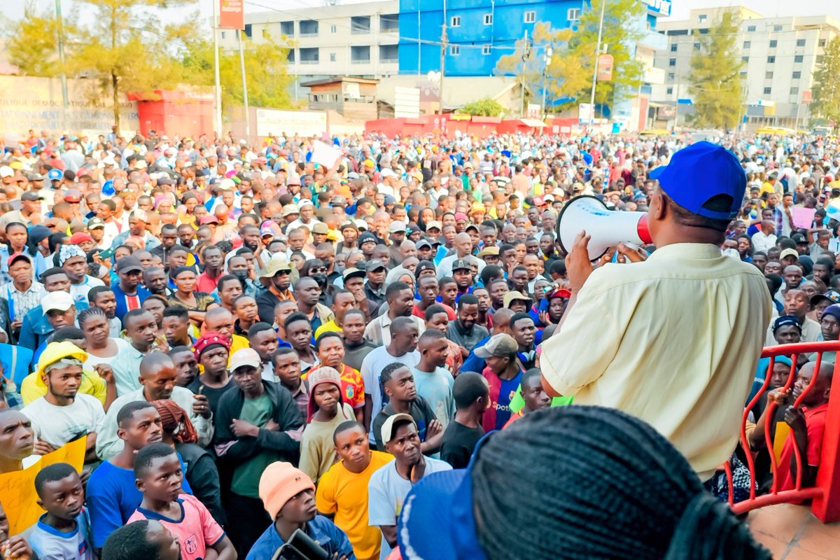 JustinNsengima's tweet photo. Abatuye i #Goma  bamaganye Tshisekedi n’ibihano byafatiwe AFC/M23
==================/==/==/====
 
Abaturage babarirwa mu bihumbi babyukiye mu mihanda yo mu Mujyi wa Goma  muri Repubulika Iharanira Demokarasi ya Congo bamagana umugambi wa Perezida Félix Tshisekedi wo guhindura Itegeko Nshinga n’ibihano akanama k’Umuryango w’Abibumbye gashinzwe umutekano kafatiye abayobozi b’ihuriro AFC/M23.
Iyi myigaragambyo yateguwe na sosiyete sivile zikorera muri iyi mijyi mu kugaragaza ko ibihano akanama ka Loni kafatiye Umuyobozi Mukuru wa AFC/M23, Corneille Nangaa; Umuyobozi ushinzwe ubutasi muri iri huriro, Col Nzenze Imani n’Umugaba Mukuru wa MRDP Twirwaneho, Brig Gen Charles Sematama, bibogamye.

Izi sosiyete sivile zari zateguje ko zamagana uburyo Perezida Tshisekedi akomeje gushaka uko yayobora igihugu muri manda zirenze ebyiri, binyuze mu guhindura Itegeko Nshinga. Zimushinja kuyobora igihugu nabi, bityo ko akwiye kuva ku butegetsi, agasimburwa n’umuyobozi ushoboye.

Mbere yo kujya mu myigaragambyo, ku wa 27 Nyakanga abayobozi bo muri izi sosiyete sivile babanje gusaba ba Meya b’iyi mijyi yombi uburenganzira bwo kuyitangiza no kubungabunga ituze ry’abayitabira, na bo babasezeranya ko bazabarinda.

Nyuma y’ubukangurambaga bw’izi sosiyete sivile, byagaragaye ko aba baturage bo muri bice bigenzurwa na AFC/M23 kuva mu ntangiriro z’umwaka ushize bari biteguye kuyishyigikira ku bwinshi no kwereka Tshisekedi ibice bigenzurwa n’iri huriro bitekanye, bitandukanye n’ibigenzurwa na Leta.

Aba baturage bari bafite ibyapa byamagana ubutegetsi bwa Tshisekedi n’ibitero bimaze imyaka myinshi bigabwa n’umutwe w’iterabwoba wa ADF mu Mujyi wa Beni mu Ntara ya Kivu y’Amajyaruguru ndetse n’ibyo Leta igaba muri Komini ya Minembwe mu Ntara ya Kivu y’Amajyepfo.

Ubutumwa aba baturage bari bafite burimo ubugira buti “Ntitwishimiye ibihano Loni yafatiye abanyamuryango ba AFC/M23 nta mpamvu n’imwe bishingiyeho”, ubundi bugaragaza ko kuva iri huriro ryafata Goma na Bukavu, iyi mujyi itekanye, yunze ubumwe, ifite amazi meza, ifite amashanyarazi kandi ko ikomeje gutera imbere.

Abatuye i Goma bari bafite ubutumwa bugira buti “Twebwe abatuye mu Ntara ya Kivu y’Amajyaruguru, twamaganye umushinga wo guhindura Itegeko Nshinga na Leta ya Kinshasa iri guhungabanya ibice AFC/M23 yagaruyemo umutekano.”

I Bukavu, umwe mu bagize sosiyete sivile yagize ati “Twigaragambije kubera ko tutemera ihindurwa ry’Itegeko Nshinga kandi dushaka amahoro. Dushaka ko ibiganiro bitangira vuba kugira ngo haboneke amahoro arambye.”

Uyu mugore yakomeje ati “Ni gute wahana umuntu cyangwa umuturage uri mu gihugu cyigenga? Ntibishoboka ko ibi byakorerwa Umunye-Congo uharanira uburenganzira bwe, ushaka amahoro, uharanira kubana neza kwa bose.”

Guverineri wungirije wa Kivu y’Amajyaruguru, Manzi Willy, yashyigikiye iyi myigaragambyo, agaragaza ko ibihano bibogamye bidashobora kuzana amahoro muri RDC ahubwo ko byenyegeza amakimbirane, bikanagabanya icyizere ibiganiro by’amahoro bifitiwe.

Manzi yagize ati “Amakimbirane ari hagati y’impande ebyiri ariko rumwe ni rwo rukomeje gufatirwa ibihano mu gihe urundi rwirengagizwa. Ubu buryo ntibushobora kuzana amahoro; hari ibyago by’uko bwakwenyegeza amakimbirane, bukabaganya icyizere ibiganiro by’amahoro bifitiwe.”
@SecRubio 
@realDonaldTrump