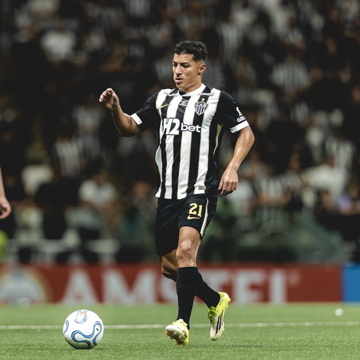 canal_falamassa's tweet photo. Alguém sentiu falta do “fantasma” Alan Franco?

Pq desde que ele saiu do time estamos invictos. A última derrota do Galo foi pro Corinthians (24 de maio). 

Voltar com o Franco pro time é uma das coisas que vão me fazer ficar muito bolado com o Barba. https://t.co/6wjhSWNYRK