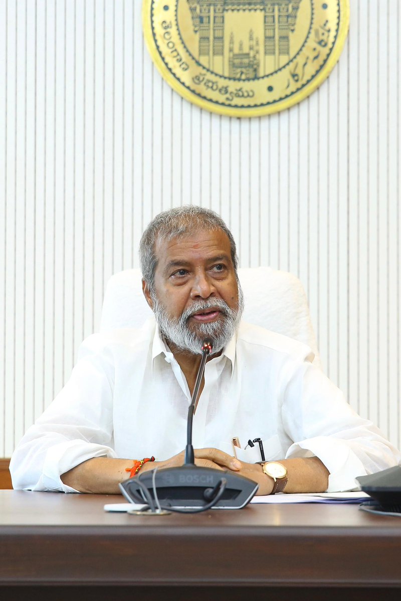 IPRTelangana's tweet photo. 500 స్పెషలిస్ట్ డాక్టర్ పోస్టుల ఫలితాలు విడుదల

డైరెక్టరేట్ ఆఫ్ సెకండరీ హెల్త్ కేర్ (తెలంగాణ వైద్య విధాన పరిషత్) పరిధిలోని ప్రభుత్వ హాస్పిటళ్లలో స్పెషలిస్ట్ డాక్టర్ పోస్టుల ఫలితాలు విడుదల అయ్యాయి. జనరల్ సర్జరీ, జనరల్ మెడిసిన్, ఆర్థోపెడిక్స్, రేడియాలజీ విభాగాల్లోని మొత్తం 500 పోస్టులకు సంబంధించిన ఫలితాలను మెడికల్ అండ్ హెల్త్ సర్వీసెస్ రిక్రూట్‌మెంట్ బోర్డు (MHSRB) మంగళవారం విడుదల చేసింది.

డైరెక్టరేట్ ఆఫ్ సెకండరీ హెల్త్ కేర్ పరిధిలోని హాస్పిటళ్లలో స్పెషలిస్ట్ డాక్టర్ల కొరతను అధిగమించి, ప్రజలకు మెరుగైన వైద్య సేవలు అందించాలన్న లక్ష్యంతో ప్రభుత్వం మొత్తం 1,616 సివిల్ అసిస్టెంట్ సర్జన్ (స్పెషలిస్ట్) పోస్టుల భర్తీకి నోటిఫికేషన్ జారీ చేసిన విషయం తెలిసిందే. ఇందులో అనస్థీషియా, గైనకాలజీ, పీడియాట్రిక్స్, ఆర్థోపెడిక్స్ విభాగాలకు సంబంధించిన 692 పోస్టుల భర్తీ ప్రక్రియ ఇప్పటికే పూర్తయింది. ఎంపికైన అభ్యర్థులకు ఆరోగ్యశాఖ మంత్రి దామోదర్ రాజనర్సింహ నియామక పత్రాలు అందజేయగా, అధికారులు ఇటీవలే వారికి పోస్టింగ్స్ కూడా ఇచ్చారు.

తాజాగా జనరల్ సర్జరీ – 174, జనరల్ మెడిసిన్ – 166, ఆర్థోపెడిక్స్ – 89, రేడియాలజీ – 71 చొప్పున మొత్తం 500 పోస్టులకు సంబంధించిన ఫలితాలను ఎంహెచ్‌ఆర్‌బీ విడుదల చేసింది. ప్రొవిజనల్ మెరిట్ లిస్ట్ విడుదల అనంతరం అభ్యర్థుల సర్టిఫికెట్ల పరిశీలన పూర్తి చేసి, తుది ఫలితాలను ప్రకటించింది.

ఉద్యోగాలకు ఎంపికైన అభ్యర్థుల వివరాలను ఎంహెచ్‌ఎస్‌ఆర్‌బీ వెబ్‌సైట్‌లో అందుబాటులో ఉంచినట్లు అధికారులు తెలిపారు.

ఈ పోస్టులకు ఎంపికైన డాక్టర్లకు ఆరోగ్యశాఖ మంత్రి దామోదర్ రాజనర్సింహ అభినందనలు తెలిపారు. ప్రభుత్వ హాస్పిటళ్లకు వచ్చే పేద, మధ్యతరగతి ప్రజలకు నాణ్యమైన వైద్య సేవలు అందించడంలో నూతనంగా ఎంపికైన స్పెషలిస్ట్ డాక్టర్లు అంకితభావంతో పనిచేయాలని ఆకాంక్షించారు.

ప్రభుత్వ హాస్పిటళ్లలో స్పెషలిస్ట్ డాక్టర్ల కొరత లేకుండా చూడాలన్న ప్రభుత్వ లక్ష్యానికి అనుగుణంగా, 24 విభాగాల్లో 1,616 స్పెషలిస్ట్ డాక్టర్ పోస్టులను భర్తీ చేస్తున్నామని మంత్రి గుర్తు చేశారు. నేటితో 1192 పోస్టుల భర్తీ ప్రక్రియ పూర్తయిందని తెలిపారు. మిగిలిన పోస్టుల భర్తీ ప్రక్రియను కూడా సాధ్యమైనంత త్వరగా పూర్తి చేయాలని రిక్రూట్‌మెంట్ బోర్డు అధికారులను మంత్రి ఆదేశించారు.

@DamodarCilarapu