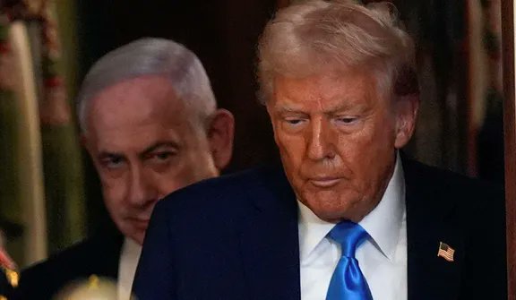 EmmaJones2030's tweet photo. Protesters confronted wanted war criminal Benjamin Netanyahu’s motorcade, waving Palestinian flags and calling for his arrest, as the Israeli PM arrived in Washington for talks with Trump.‼️ https://t.co/THIq2t2qwe