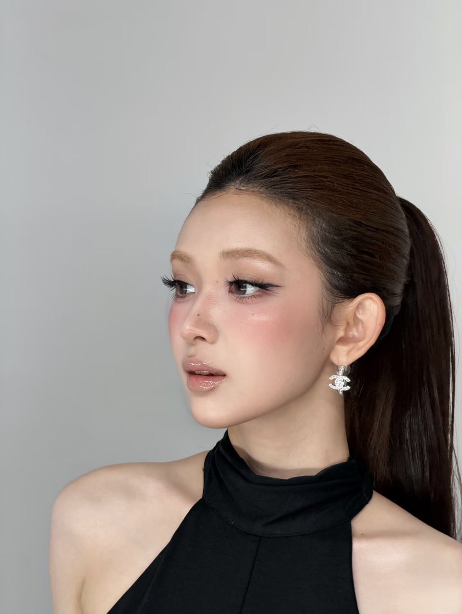 hongmeinu_china's tweet photo. ドタイプのワンホン見つけた……
お顔も雰囲気もすべてが憧れすぎる😭✨

バサバサ睫毛挑戦してみたい🖤 https://t.co/Y6cwUj52Bb