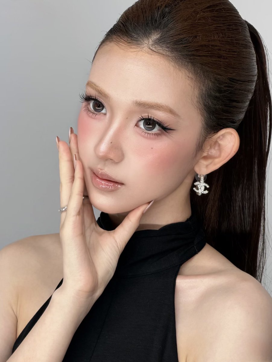 hongmeinu_china's tweet photo. ドタイプのワンホン見つけた……
お顔も雰囲気もすべてが憧れすぎる😭✨

バサバサ睫毛挑戦してみたい🖤 https://t.co/Y6cwUj52Bb
