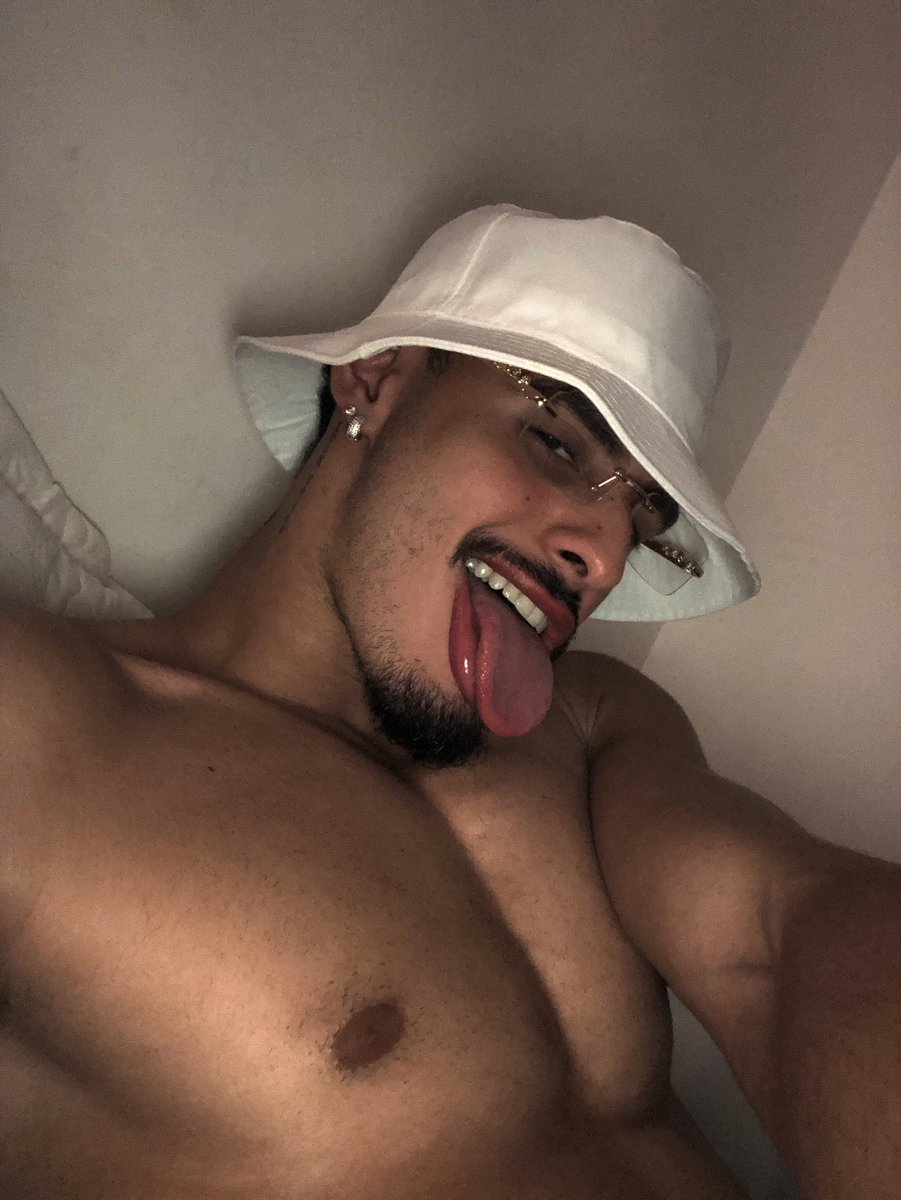 LVeirh's tweet photo. E se eu lançar uma tatto nesse peito ? https://t.co/ZhX3FQ3VuO