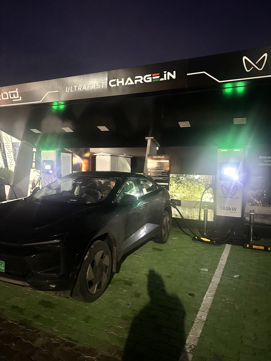 avatsyain's tweet photo. ⁦@mahindraesuvs⁩ charging gun is stuck. Manual release is not working. I am stuck in on Chitradurga Charge_In charging station with my wife and 6 year old daughter. No help yet from the RSA. 9742048001 https://t.co/Hs5DLrlXE1