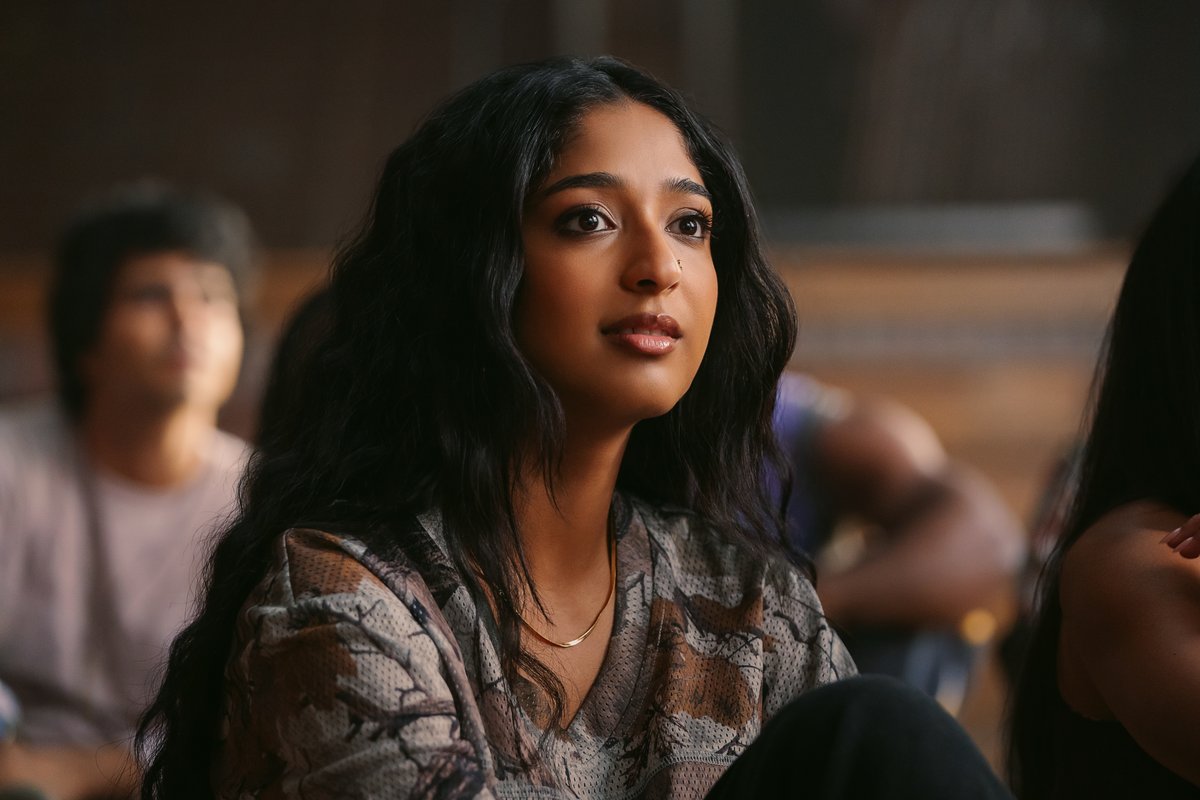 NetflixBrasil's tweet photo. JÁ TÔ OBCECADA POR ELES! ✨

Essas são as primeiras imagens de Conforme a Música, novo filme de comédia estrelado por Maitreyi Ramakrishnan, Priyanka Kedia e Hasan Minhaj, ambientado no universo das competições universitárias de dança inspiradas em Bollywood. Estreia no dia 18 de setembro!