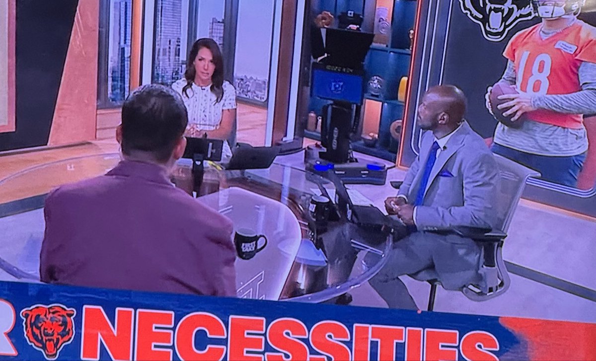 zmickjohnson's tweet photo. @KwikWarren Next segment, with an actual good black analyst https://t.co/GE8svThWX0