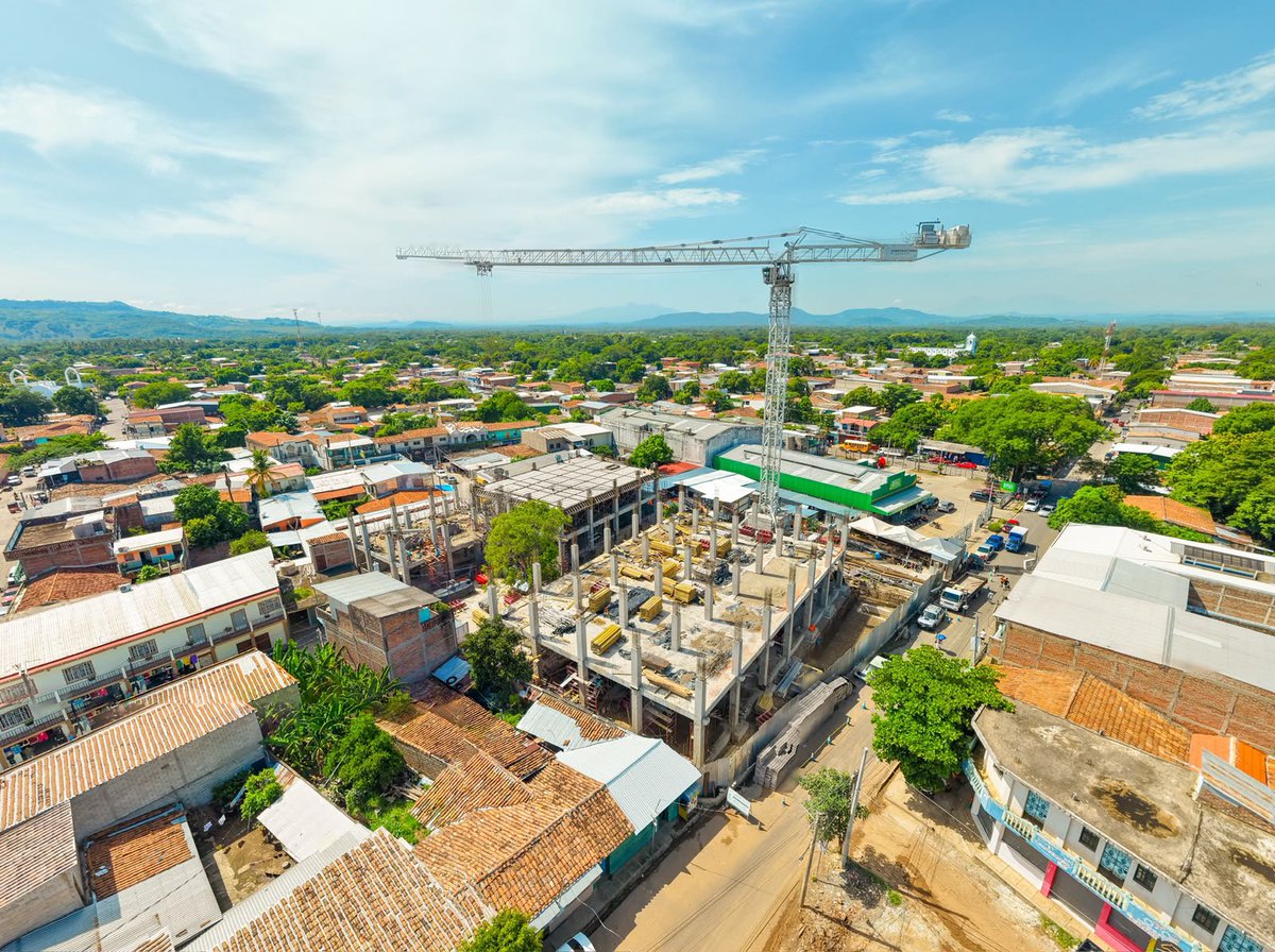 ConstructoraSV's tweet photo. 🏗️ ¡El nuevo Mercado de Nueva Concepción sigue en ejecución! 📍
En  Chalatenango Centro avanzamos en la colocación de bloques, trazado de columnas de la terraza

Muy pronto, comerciantes y clientes contarán con un moderno, funcional, seguro e higiénico mercado. https://t.co/uRDkJ1yY5h